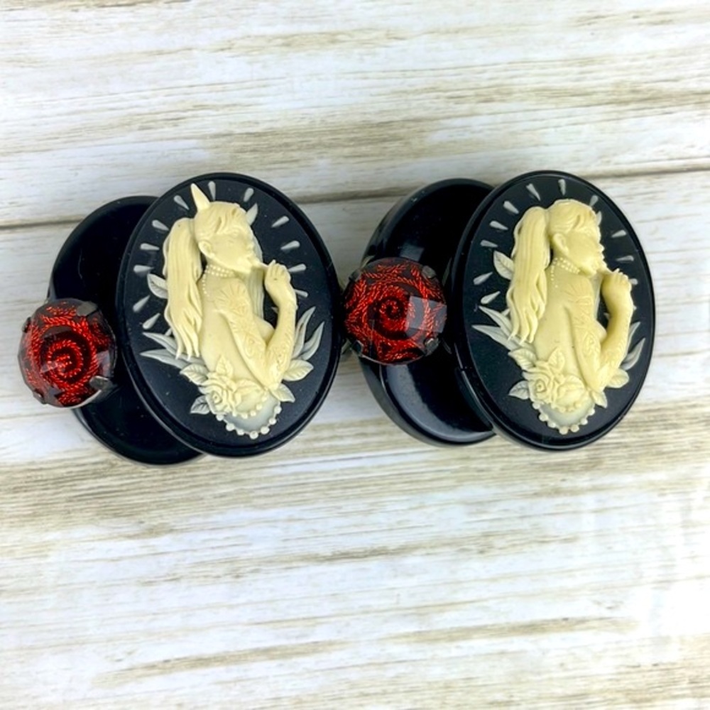 Gothic Devil Girl Cameo Bracelet Black Red Beaded OS